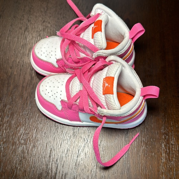 Nike - Picture 2 of 4